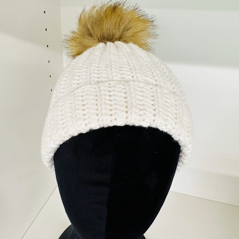 Mütze weiss mit Rippenmuster und Bommel – Bild 3