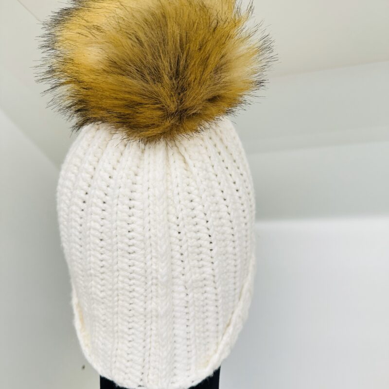 Mütze weiss mit Rippenmuster und Bommel – Bild 4