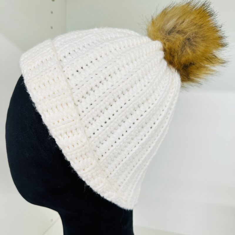 Mütze weiss mit Rippenmuster und Bommel – Bild 2