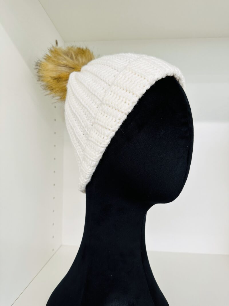 Mütze weiss mit Rippenmuster und Bommel